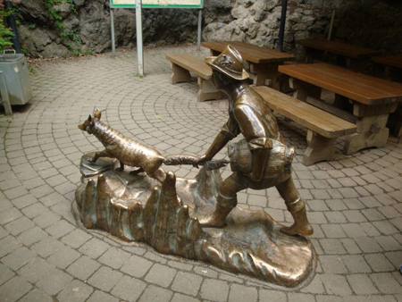 Der Fuchsschwanzhalter, einer Sage nach fhrte ihn der Fuchs durch die Hhle bis zum Hnentor in Hohenlimburg.