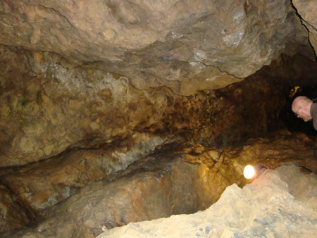 Die Abenteuerfhrung beginnt hinter dieser Mauer mit einem Schluf 