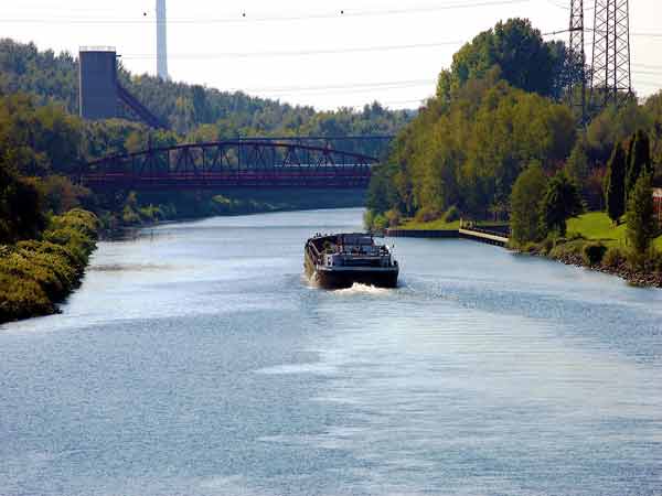 Rhein-Herne-Kanal: Schiff und Kanalbrücke, Gelsenkirchen