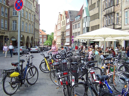 Fahrrder am Cafe in Mnster