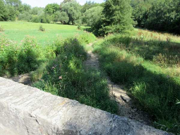 Alme, trockenes Flussbett im Sommer