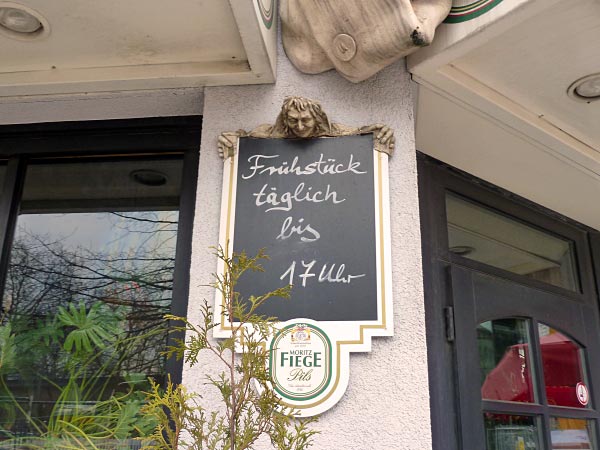 Die Nacht wird zum Tag, frühstücken kann man immer noch.