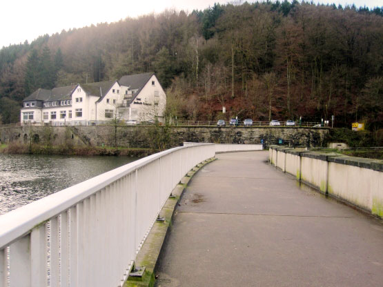 Sperrmauer mit Hotel