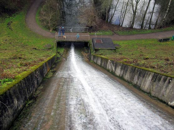 Fuelbecke Talsperre Überlauf