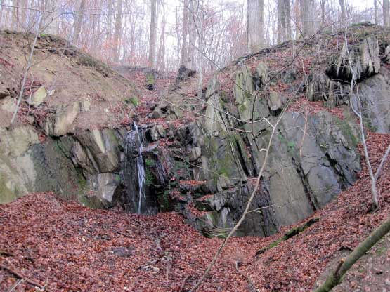 Felswände und Wasserfälle Fuelbecke Talsperre