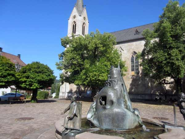 Brunnen und Kirche St. Magnus