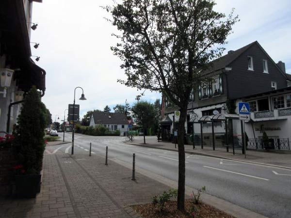 Hier biegt die Straße zum Bahnhof rechts ab. Bahnhofstraße