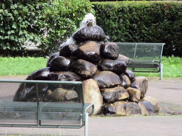 Schöner Brunnen Brunnen an der Kirche