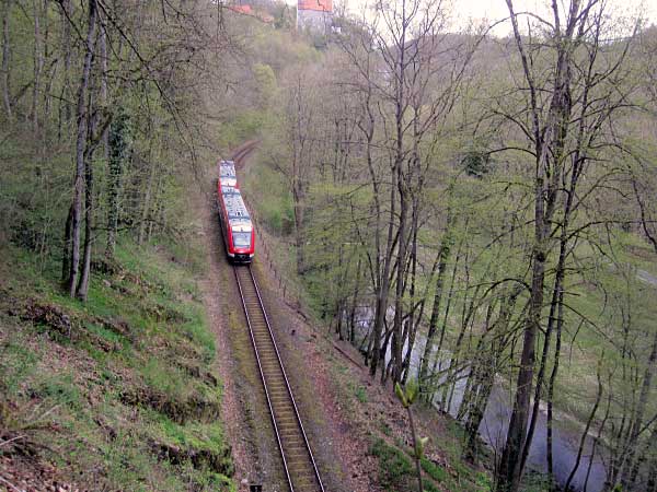 Zug vor Tunneleinfahrt zum Binolen-Tunnel